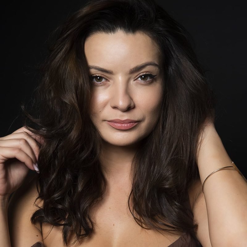 Anca Dinicu, portret