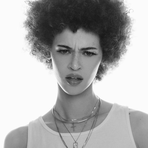 Luana Genevieve, fotografia de profil